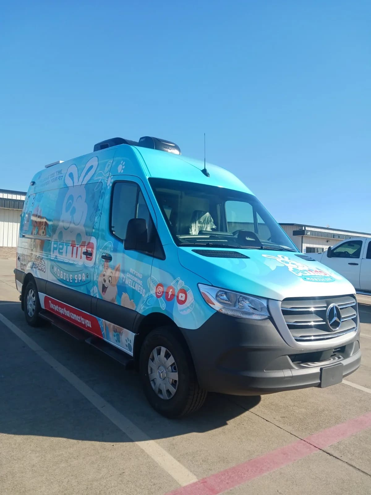 Front view of the Pettito mobile grooming van